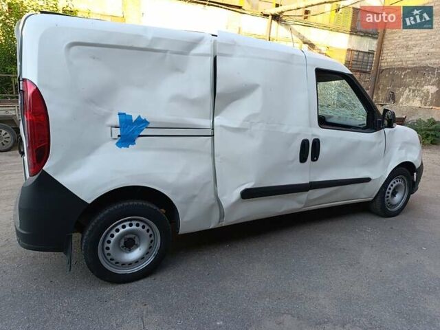 Белый Фиат Добло, объемом двигателя 1.2 л и пробегом 48 тыс. км за 7000 $, фото 4 на Automoto.ua