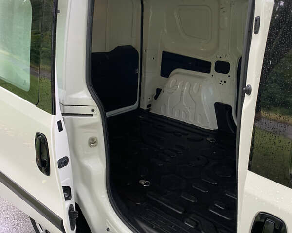 Белый Фиат Добло, объемом двигателя 1.3 л и пробегом 90 тыс. км за 13100 $, фото 28 на Automoto.ua