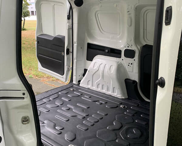 Белый Фиат Добло, объемом двигателя 1.3 л и пробегом 90 тыс. км за 13100 $, фото 29 на Automoto.ua