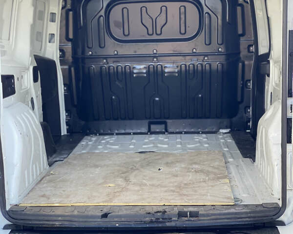 Белый Фиат Добло, объемом двигателя 1.6 л и пробегом 182 тыс. км за 11450 $, фото 12 на Automoto.ua