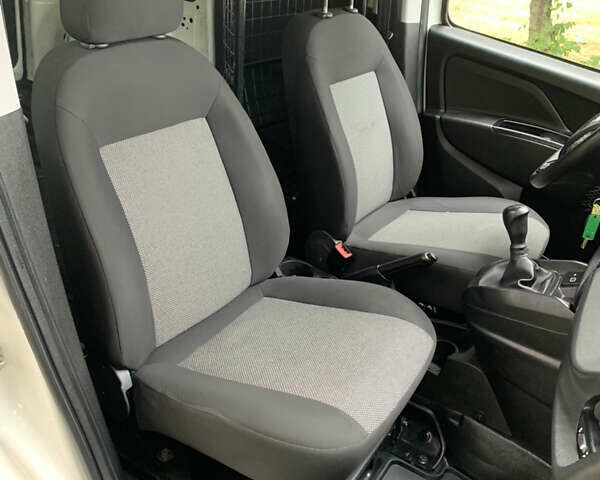 Белый Фиат Добло, объемом двигателя 1.3 л и пробегом 90 тыс. км за 13100 $, фото 23 на Automoto.ua