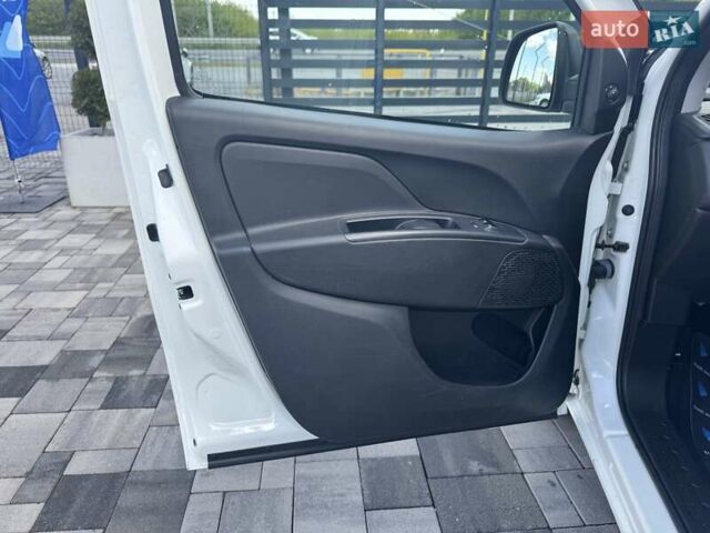 Белый Фиат Добло, объемом двигателя 1.3 л и пробегом 135 тыс. км за 13500 $, фото 13 на Automoto.ua