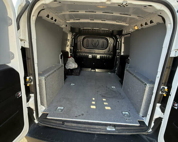 Белый Фиат Добло, объемом двигателя 1.37 л и пробегом 19 тыс. км за 15000 $, фото 16 на Automoto.ua