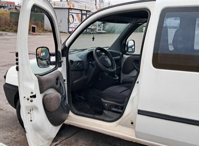Белый Фиат Добло, объемом двигателя 1.9 л и пробегом 300 тыс. км за 2700 $, фото 6 на Automoto.ua