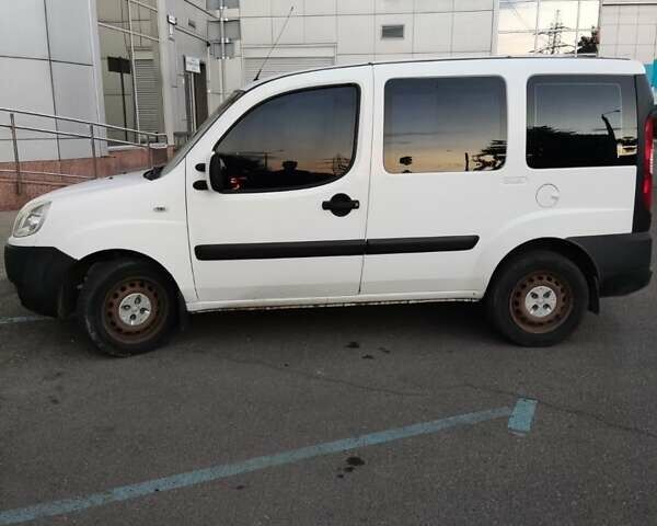 Белый Фиат Добло, объемом двигателя 1.3 л и пробегом 350 тыс. км за 4950 $, фото 2 на Automoto.ua
