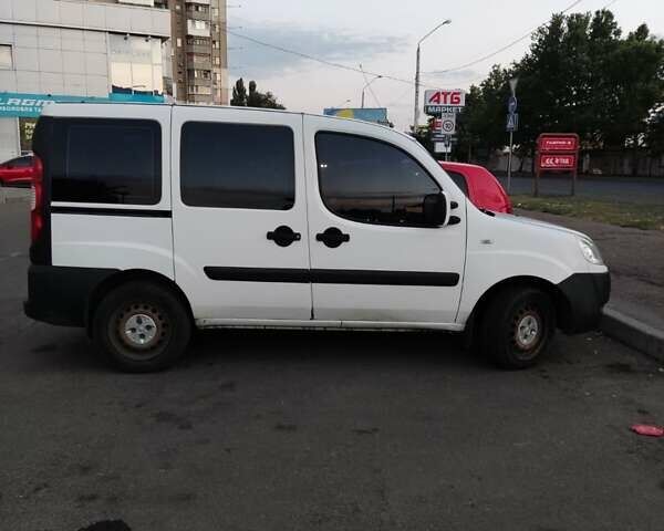Белый Фиат Добло, объемом двигателя 1.3 л и пробегом 350 тыс. км за 4950 $, фото 1 на Automoto.ua
