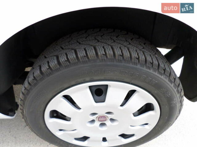 Белый Фиат Добло, объемом двигателя 1.3 л и пробегом 147 тыс. км за 11300 $, фото 17 на Automoto.ua