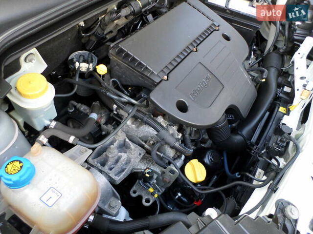 Белый Фиат Добло, объемом двигателя 1.3 л и пробегом 147 тыс. км за 11300 $, фото 31 на Automoto.ua