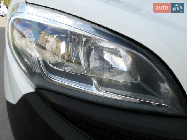 Белый Фиат Добло, объемом двигателя 1.3 л и пробегом 147 тыс. км за 11300 $, фото 19 на Automoto.ua