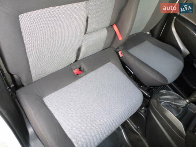 Белый Фиат Добло, объемом двигателя 1.3 л и пробегом 147 тыс. км за 11300 $, фото 29 на Automoto.ua