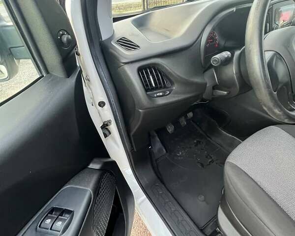 Білий Фіат Добло, об'ємом двигуна 1.3 л та пробігом 123 тис. км за 8698 $, фото 14 на Automoto.ua