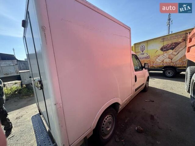 Белый Фиат Добло, объемом двигателя 1.6 л и пробегом 300 тыс. км за 11111 $, фото 6 на Automoto.ua