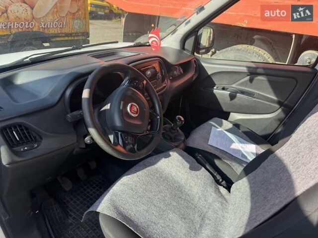 Белый Фиат Добло, объемом двигателя 1.6 л и пробегом 300 тыс. км за 11111 $, фото 4 на Automoto.ua