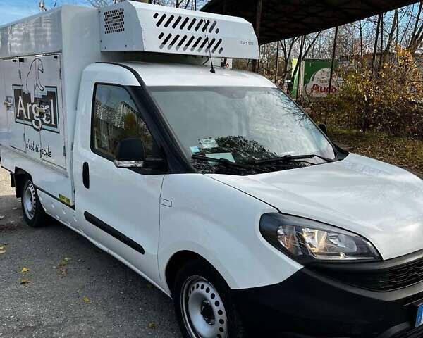 Белый Фиат Добло, объемом двигателя 1.6 л и пробегом 129 тыс. км за 16000 $, фото 2 на Automoto.ua