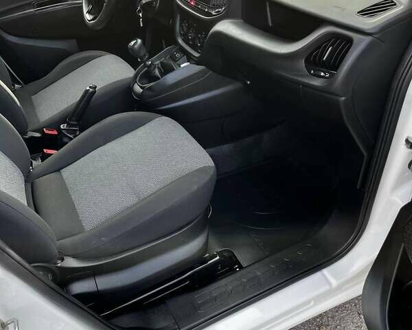 Белый Фиат Добло, объемом двигателя 1.6 л и пробегом 129 тыс. км за 16000 $, фото 16 на Automoto.ua