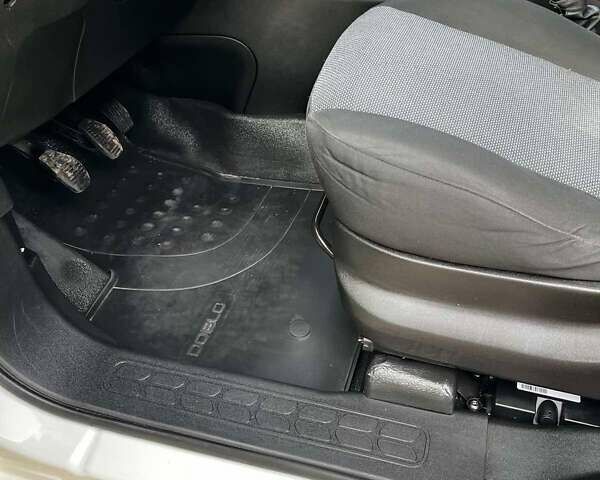 Белый Фиат Добло, объемом двигателя 1.6 л и пробегом 129 тыс. км за 16000 $, фото 17 на Automoto.ua