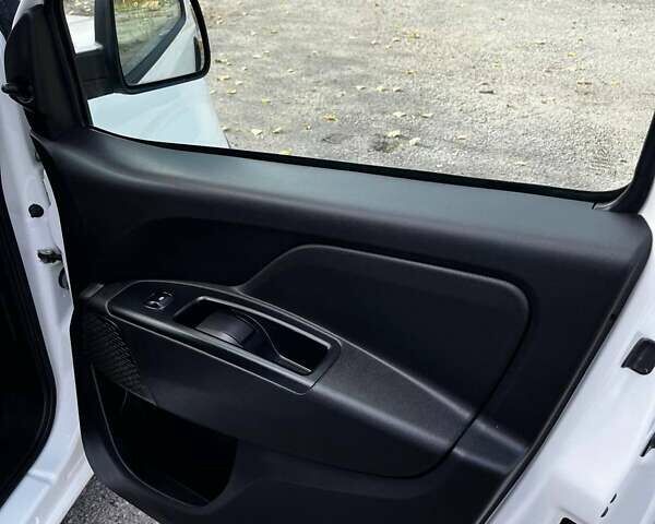 Белый Фиат Добло, объемом двигателя 1.6 л и пробегом 129 тыс. км за 16000 $, фото 15 на Automoto.ua