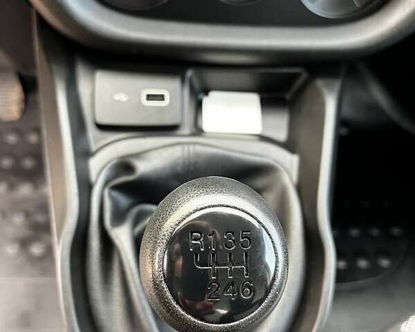 Белый Фиат Добло, объемом двигателя 1.6 л и пробегом 129 тыс. км за 16000 $, фото 21 на Automoto.ua