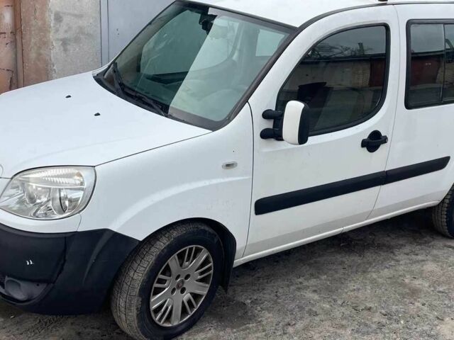 Белый Фиат Добло, объемом двигателя 1.3 л и пробегом 200 тыс. км за 4900 $, фото 2 на Automoto.ua