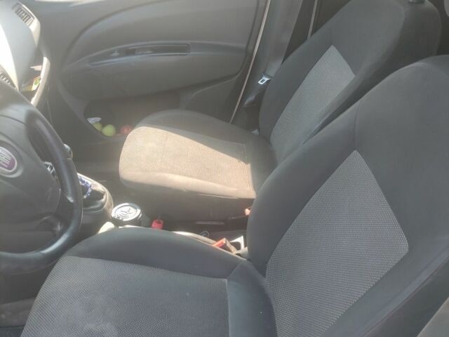 Белый Фиат Добло, объемом двигателя 1.6 л и пробегом 380 тыс. км за 3800 $, фото 9 на Automoto.ua