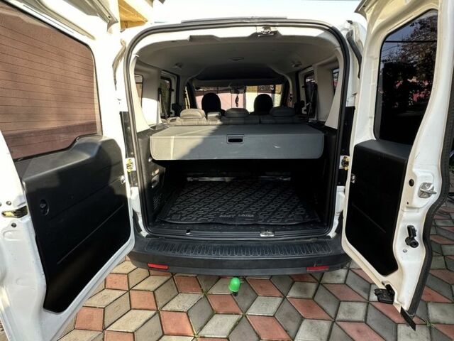 Белый Фиат Добло, объемом двигателя 1.2 л и пробегом 169 тыс. км за 8500 $, фото 7 на Automoto.ua