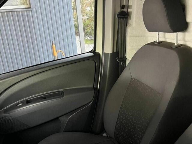 Белый Фиат Добло, объемом двигателя 1.6 л и пробегом 230 тыс. км за 7500 $, фото 21 на Automoto.ua