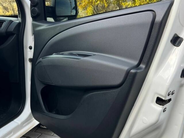 Белый Фиат Добло, объемом двигателя 1.6 л и пробегом 230 тыс. км за 7500 $, фото 11 на Automoto.ua