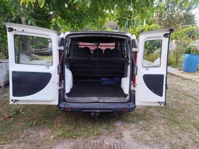 Белый Фиат Добло, объемом двигателя 1.2 л и пробегом 165 тыс. км за 6500 $, фото 6 на Automoto.ua