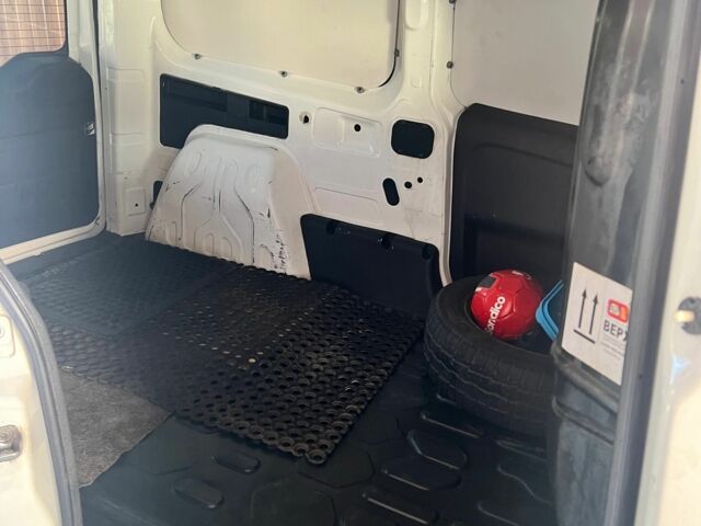 Белый Фиат Добло, объемом двигателя 1.6 л и пробегом 335 тыс. км за 6000 $, фото 6 на Automoto.ua