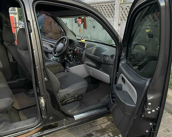 Черный Фиат Добло, объемом двигателя 1.9 л и пробегом 330 тыс. км за 4500 $, фото 16 на Automoto.ua