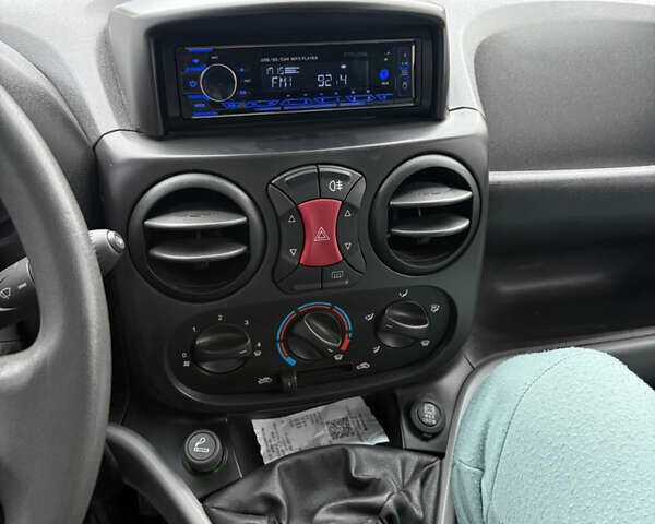 Черный Фиат Добло, объемом двигателя 1.37 л и пробегом 210 тыс. км за 5200 $, фото 7 на Automoto.ua