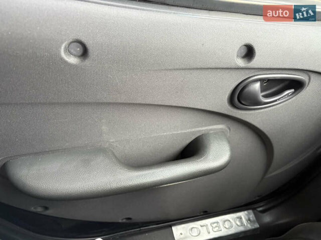 Черный Фиат Добло, объемом двигателя 1.37 л и пробегом 210 тыс. км за 5200 $, фото 4 на Automoto.ua