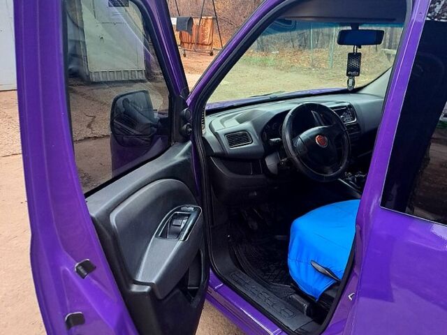 Фиолетовый Фиат Добло, объемом двигателя 1.2 л и пробегом 315 тыс. км за 4800 $, фото 6 на Automoto.ua