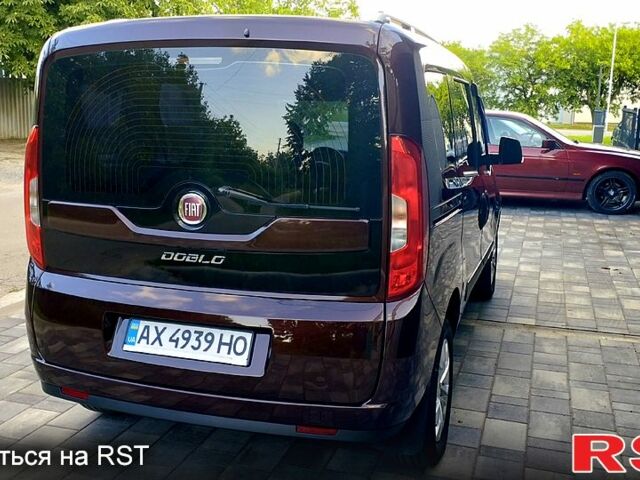 Красный Фиат Добло, объемом двигателя 1.4 л и пробегом 75 тыс. км за 11900 $, фото 2 на Automoto.ua