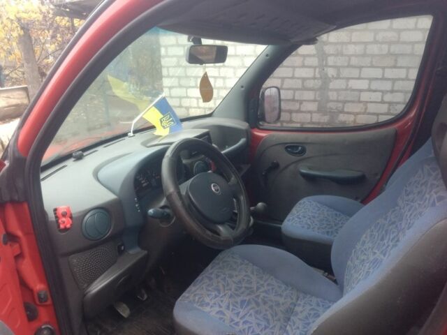 Красный Фиат Добло, объемом двигателя 1 л и пробегом 200 тыс. км за 1894 $, фото 3 на Automoto.ua