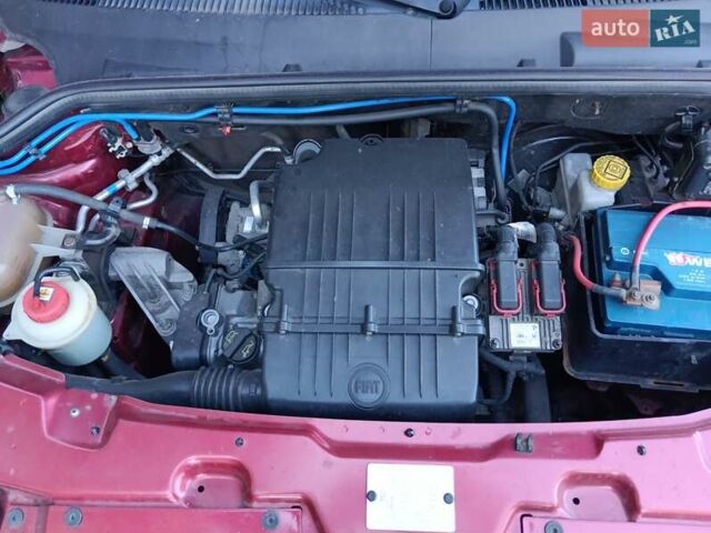 Красный Фиат Добло, объемом двигателя 1.37 л и пробегом 139 тыс. км за 5500 $, фото 5 на Automoto.ua