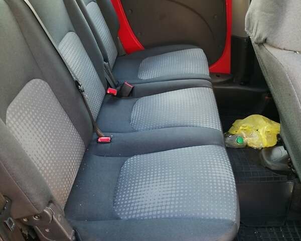 Красный Фиат Добло, объемом двигателя 1.3 л и пробегом 196 тыс. км за 5100 $, фото 2 на Automoto.ua