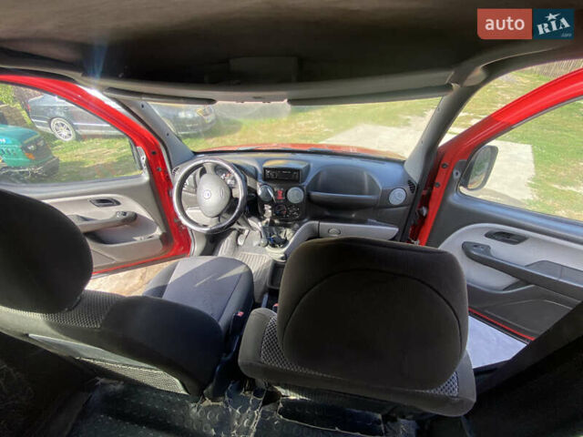 Красный Фиат Добло, объемом двигателя 1.2 л и пробегом 350 тыс. км за 3500 $, фото 6 на Automoto.ua