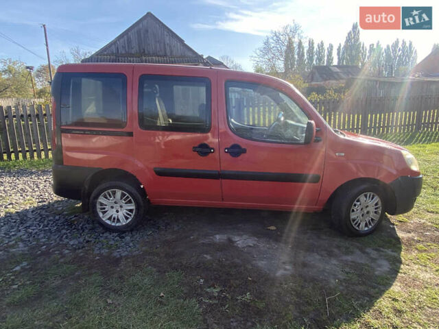 Красный Фиат Добло, объемом двигателя 1.2 л и пробегом 350 тыс. км за 3500 $, фото 2 на Automoto.ua