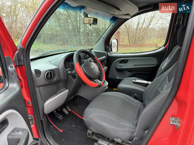 Красный Фиат Добло, объемом двигателя 1.6 л и пробегом 350 тыс. км за 3700 $, фото 12 на Automoto.ua
