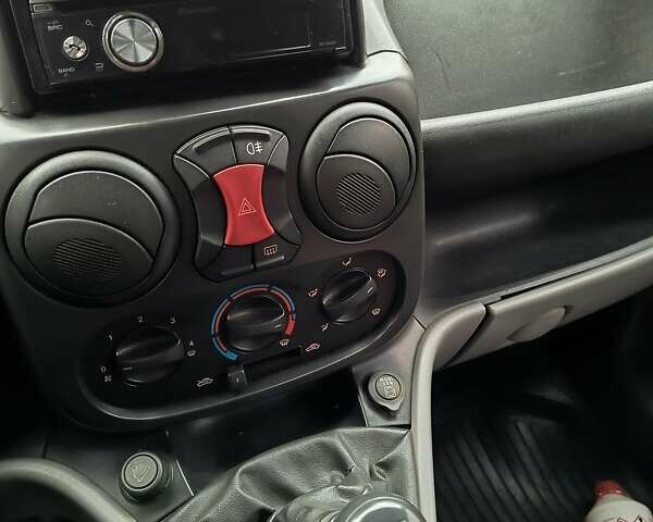 Красный Фиат Добло, объемом двигателя 1.4 л и пробегом 184 тыс. км за 5800 $, фото 7 на Automoto.ua