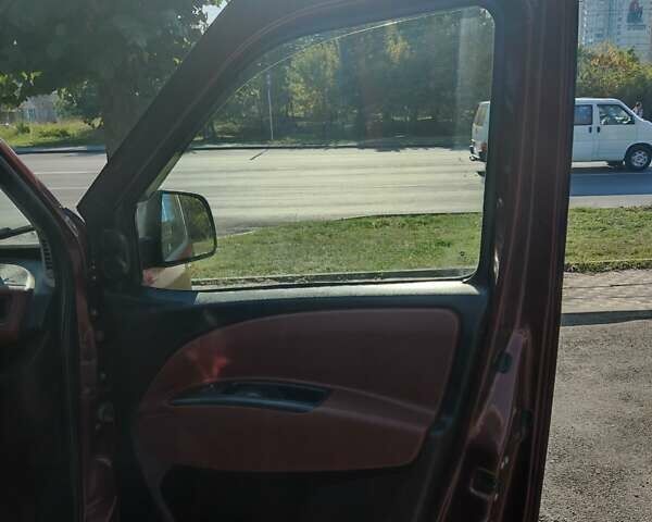 Красный Фиат Добло, объемом двигателя 1.6 л и пробегом 271 тыс. км за 7500 $, фото 3 на Automoto.ua