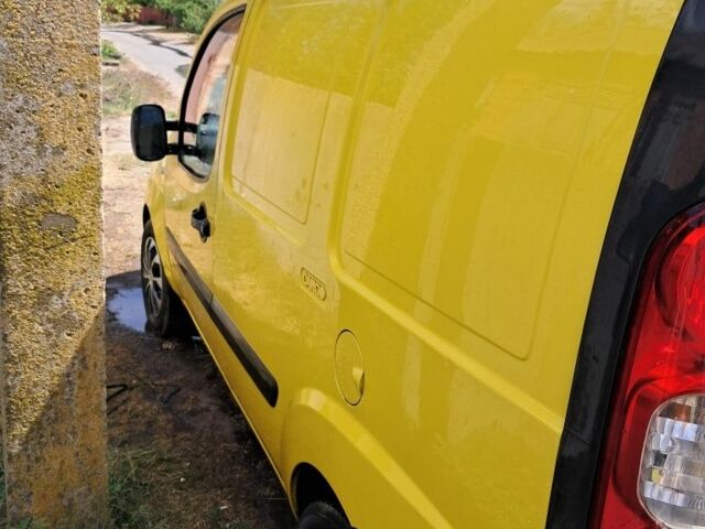 Желтый Фиат Добло, объемом двигателя 1.2 л и пробегом 200 тыс. км за 3200 $, фото 2 на Automoto.ua