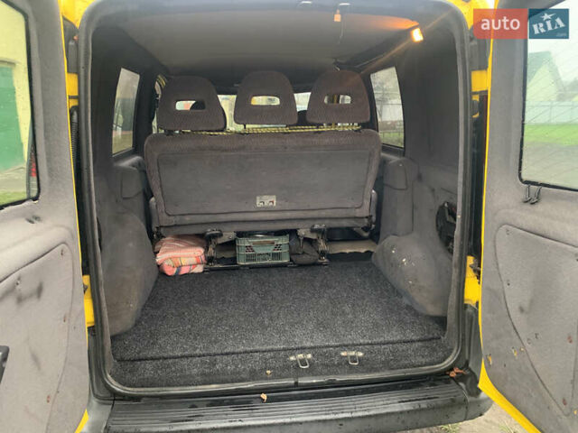 Желтый Фиат Добло, объемом двигателя 1.3 л и пробегом 268 тыс. км за 4000 $, фото 7 на Automoto.ua