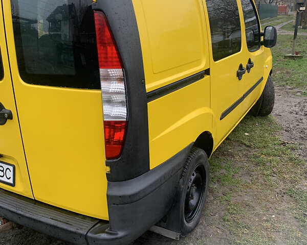 Желтый Фиат Добло, объемом двигателя 1.3 л и пробегом 268 тыс. км за 4000 $, фото 4 на Automoto.ua