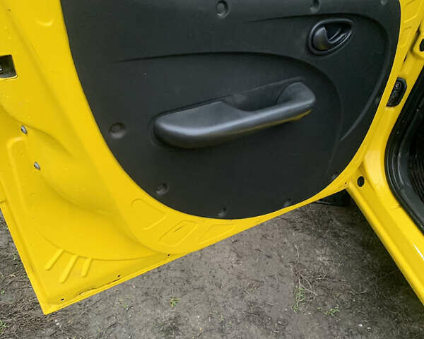 Желтый Фиат Добло, объемом двигателя 1.3 л и пробегом 268 тыс. км за 4000 $, фото 8 на Automoto.ua