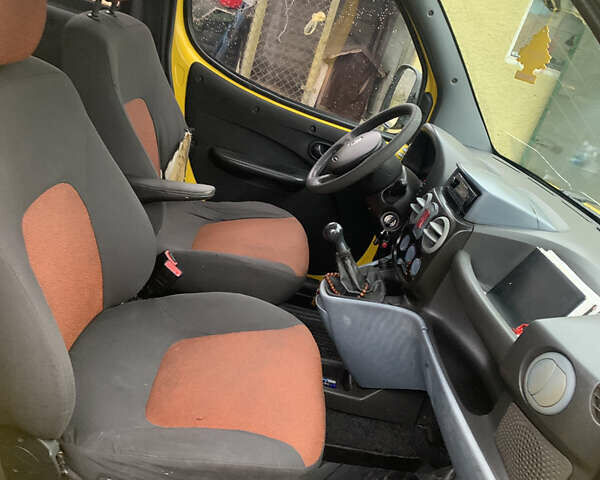 Желтый Фиат Добло, объемом двигателя 1.3 л и пробегом 268 тыс. км за 4000 $, фото 10 на Automoto.ua