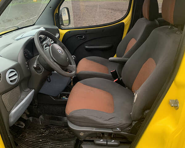 Желтый Фиат Добло, объемом двигателя 1.3 л и пробегом 268 тыс. км за 4000 $, фото 9 на Automoto.ua