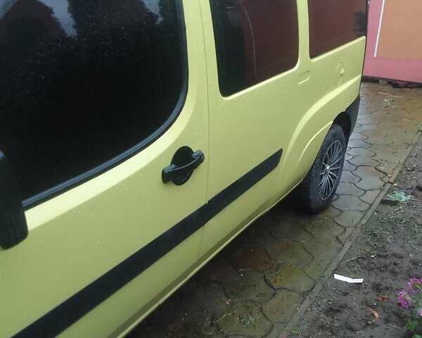 Желтый Фиат Добло, объемом двигателя 1.91 л и пробегом 400 тыс. км за 4200 $, фото 1 на Automoto.ua