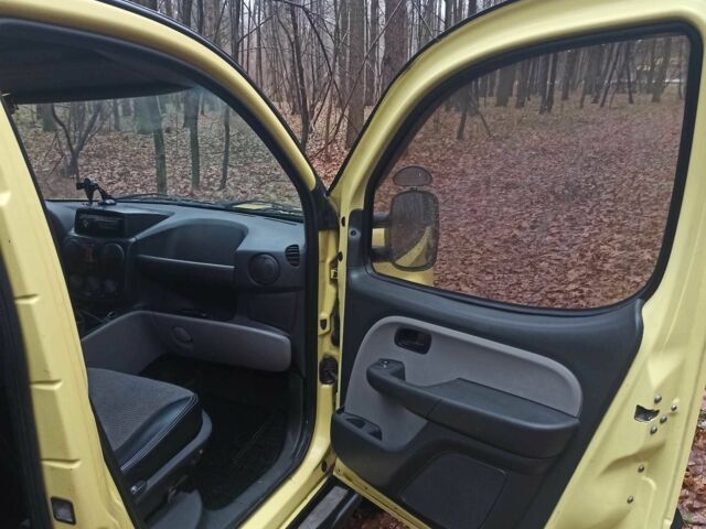 Желтый Фиат Добло, объемом двигателя 1.9 л и пробегом 363 тыс. км за 3400 $, фото 6 на Automoto.ua